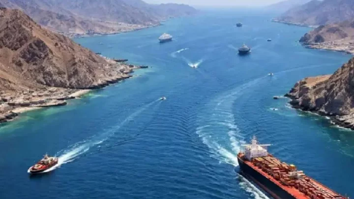 যুদ্ধবিরতি চুক্তি: হরমুজ প্রণালিতে জাহাজ চলাচলে ফি নেবে ইরান-ওমান